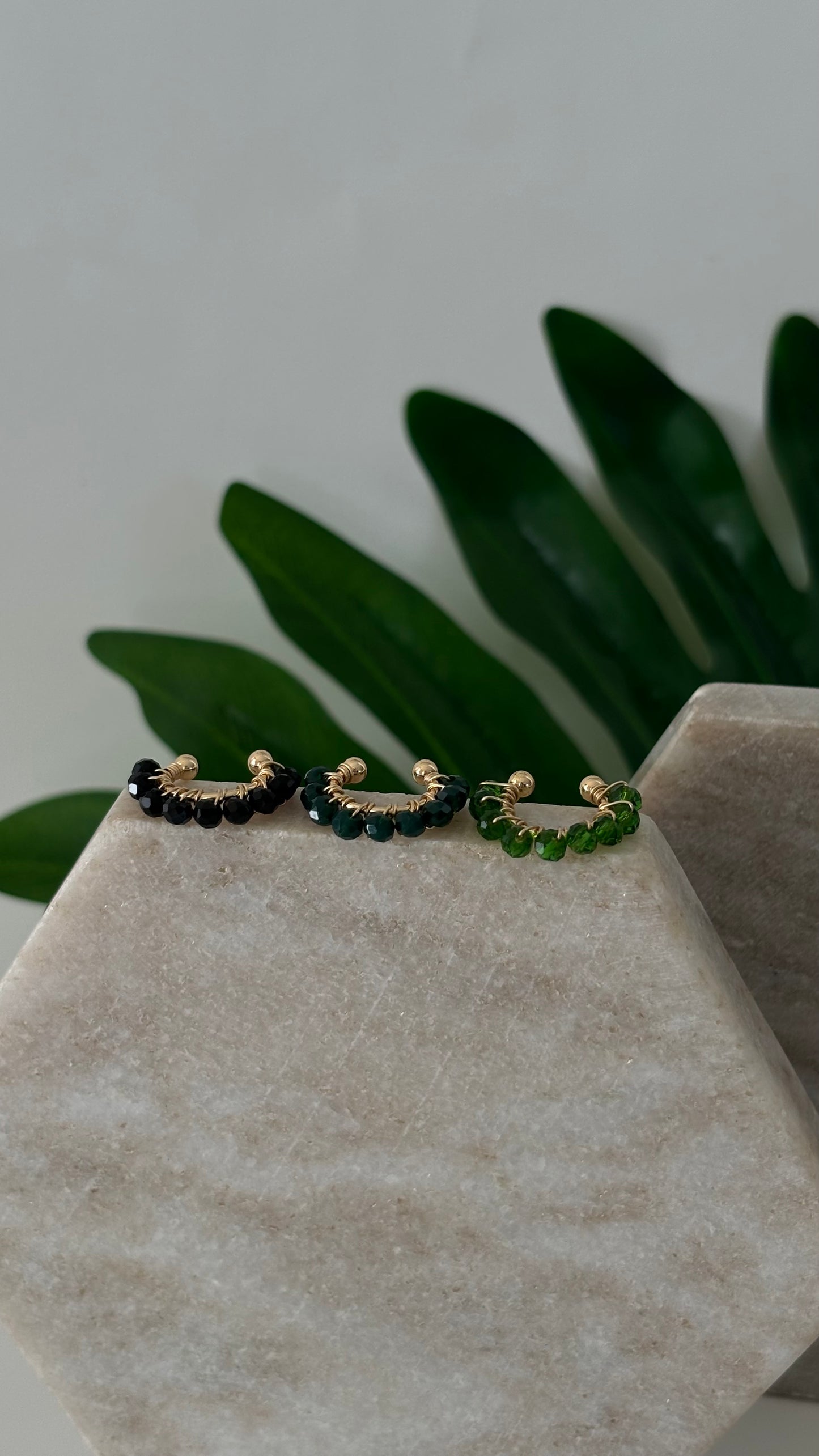 Color reflection ear cuff - Guayaba