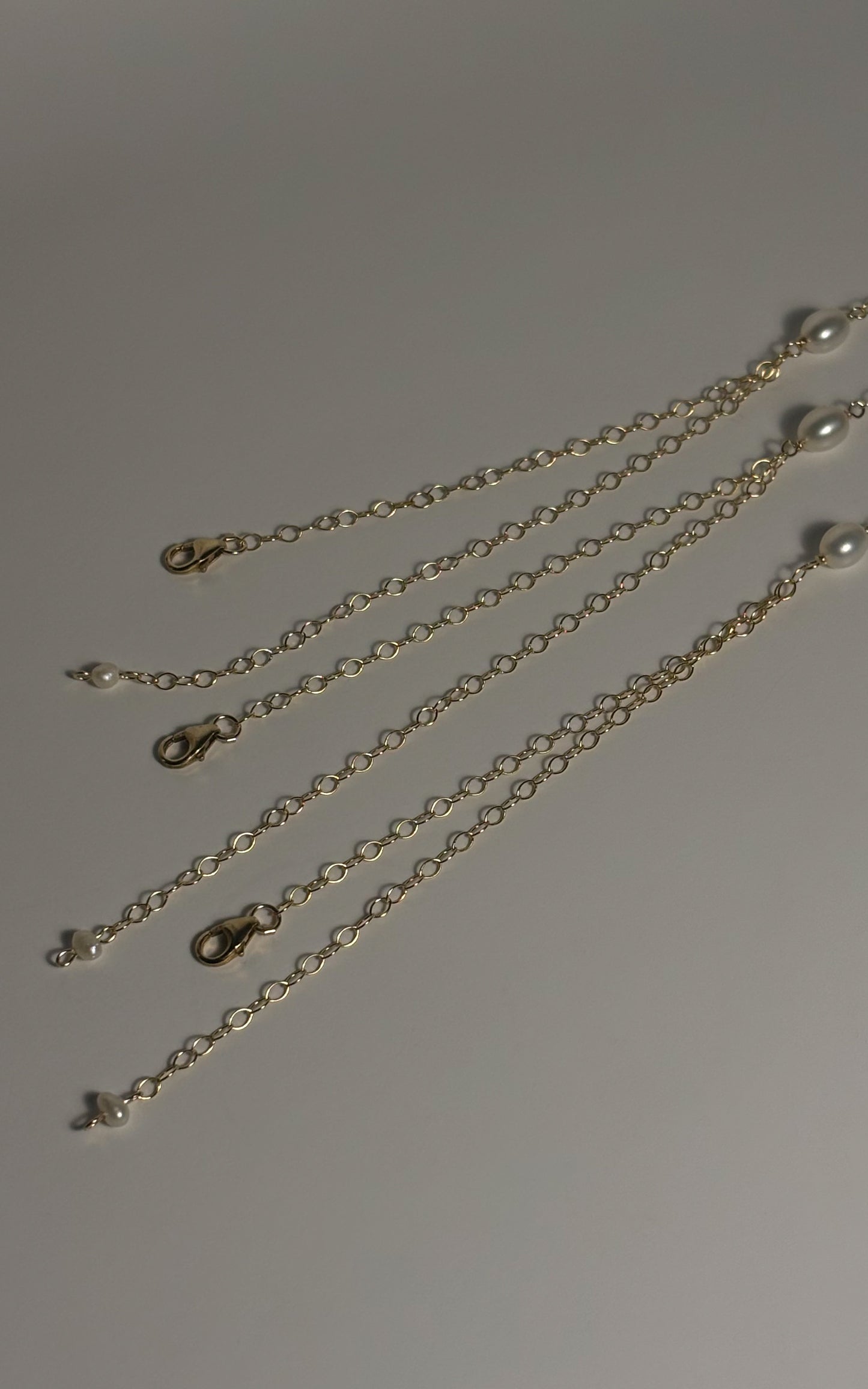 Pearl gold filled 14/20 hand chain - Guayaba