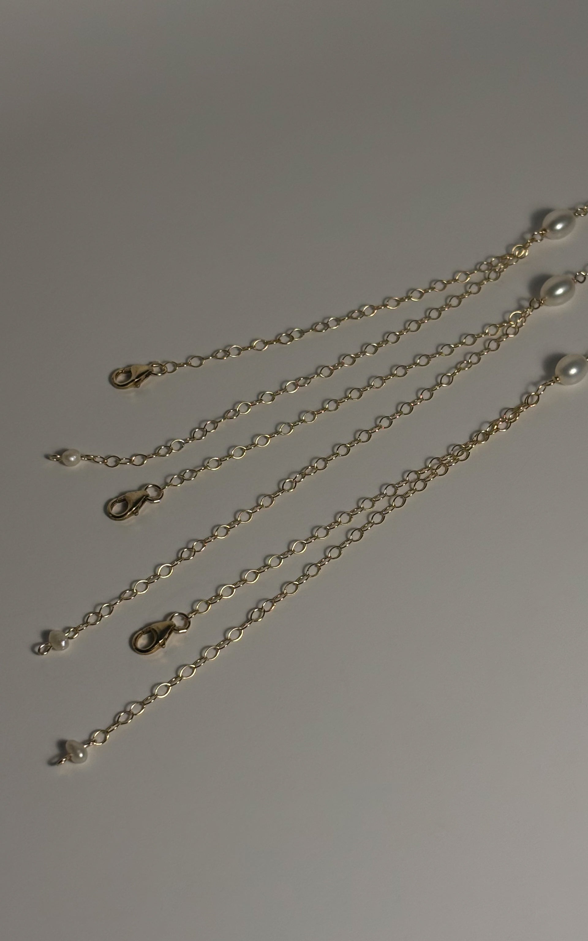 Pearl gold filled 14/20 hand chain - Guayaba