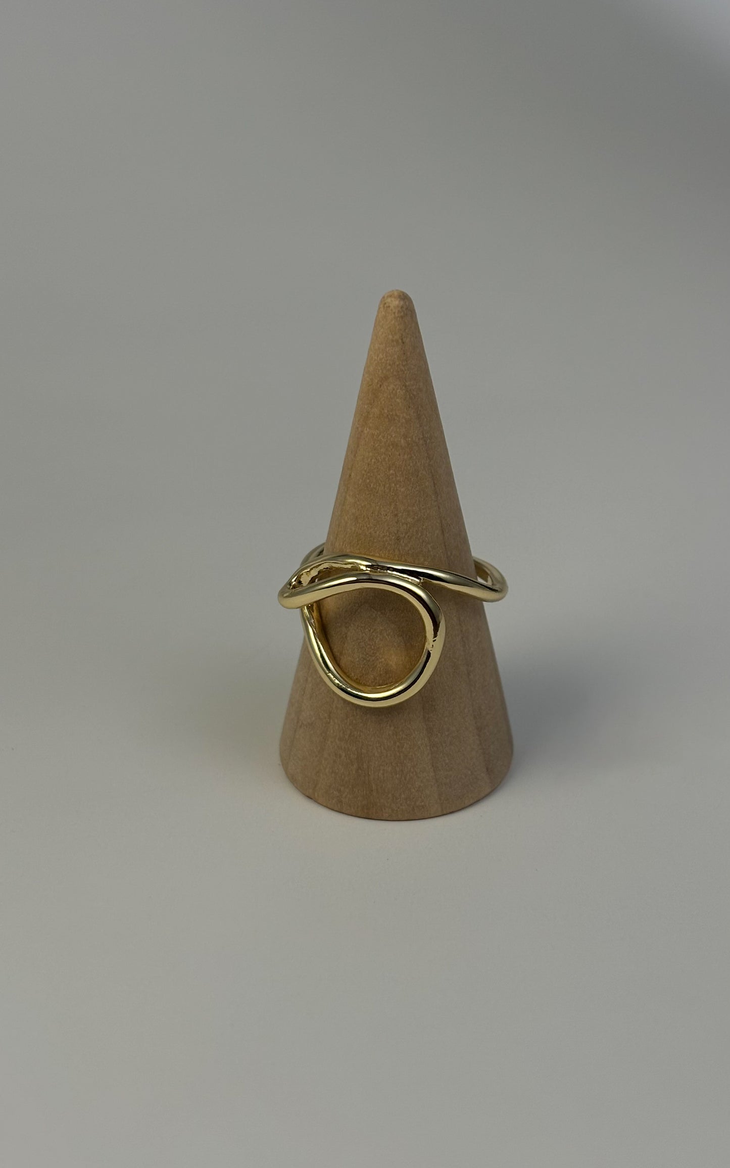 Anillo de oro con nudo