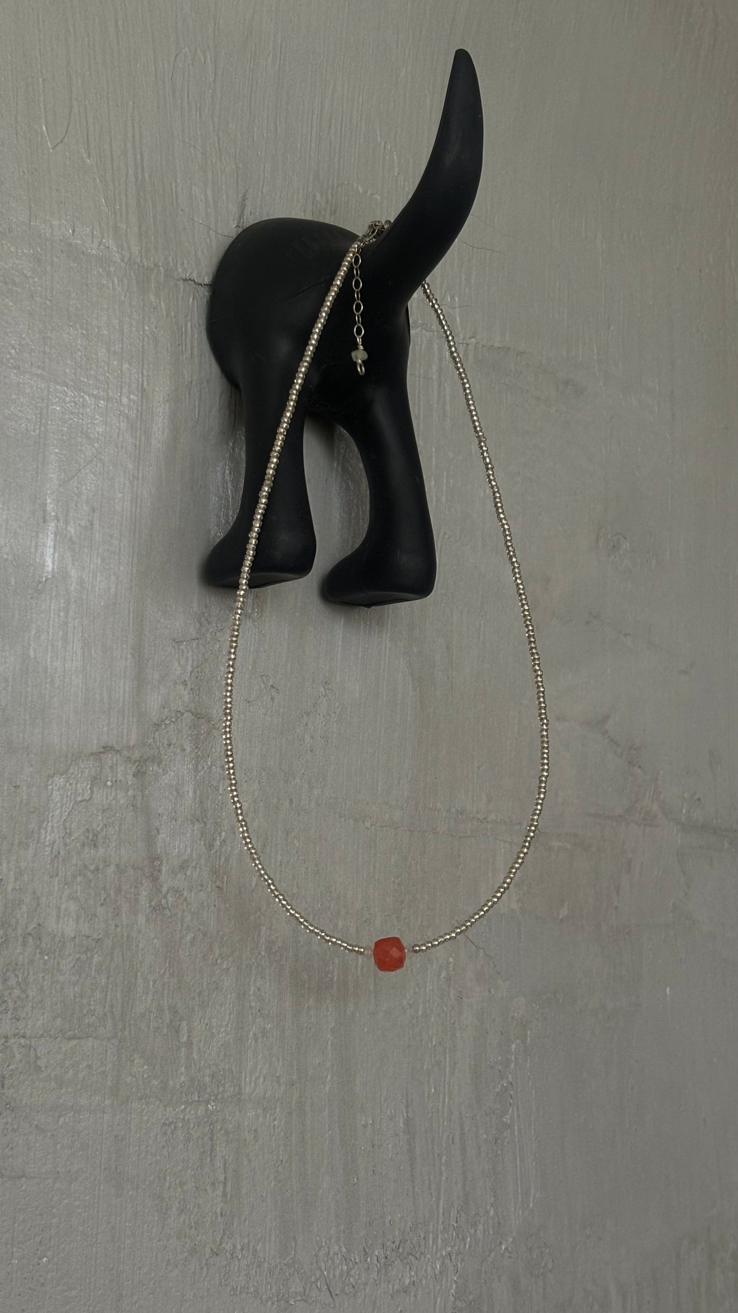 En el coral necklace