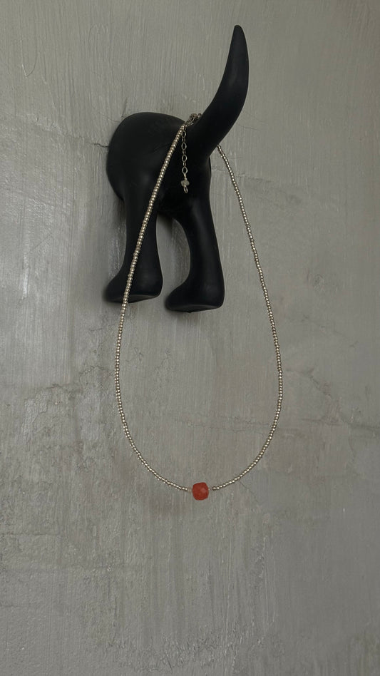 En el coral necklace