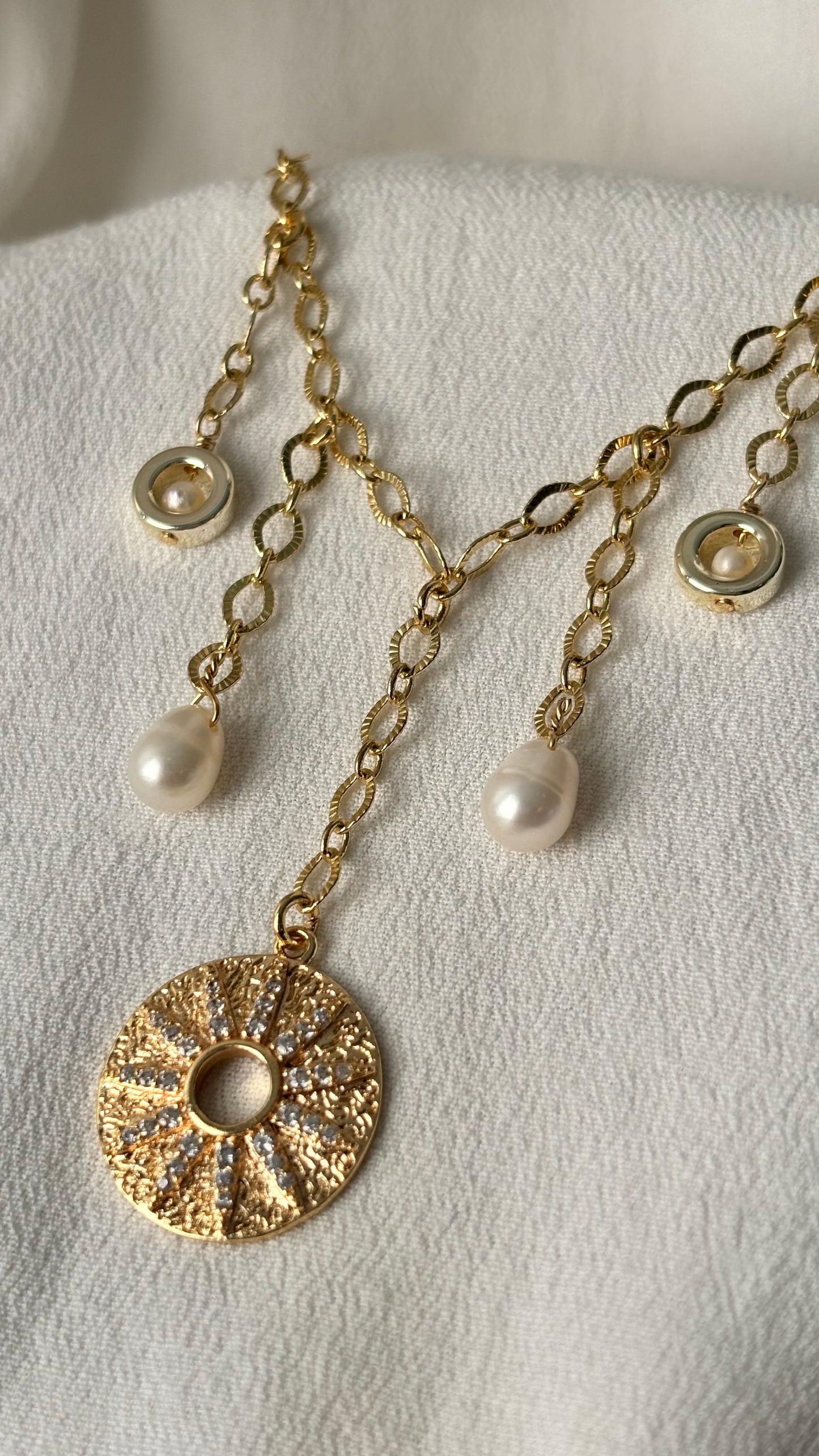 Sunset gold and pearls necklace