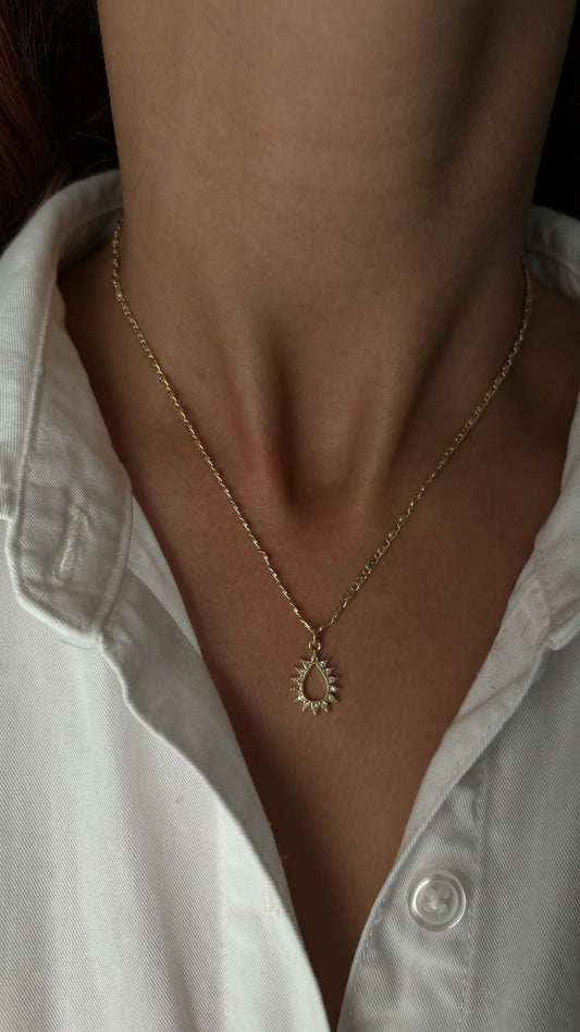 Luz gold necklace