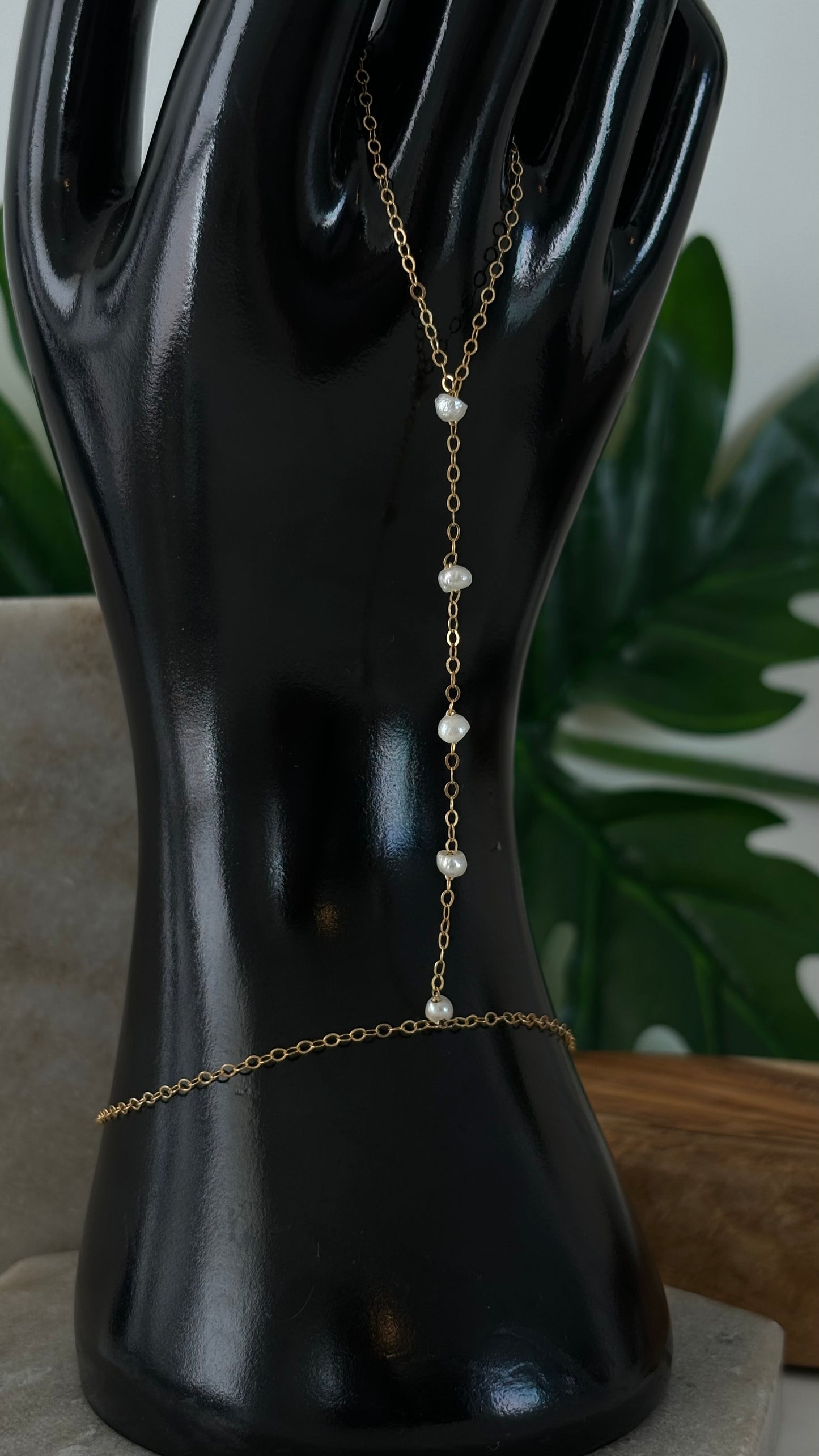 14/20 Pearl & gold hand chain