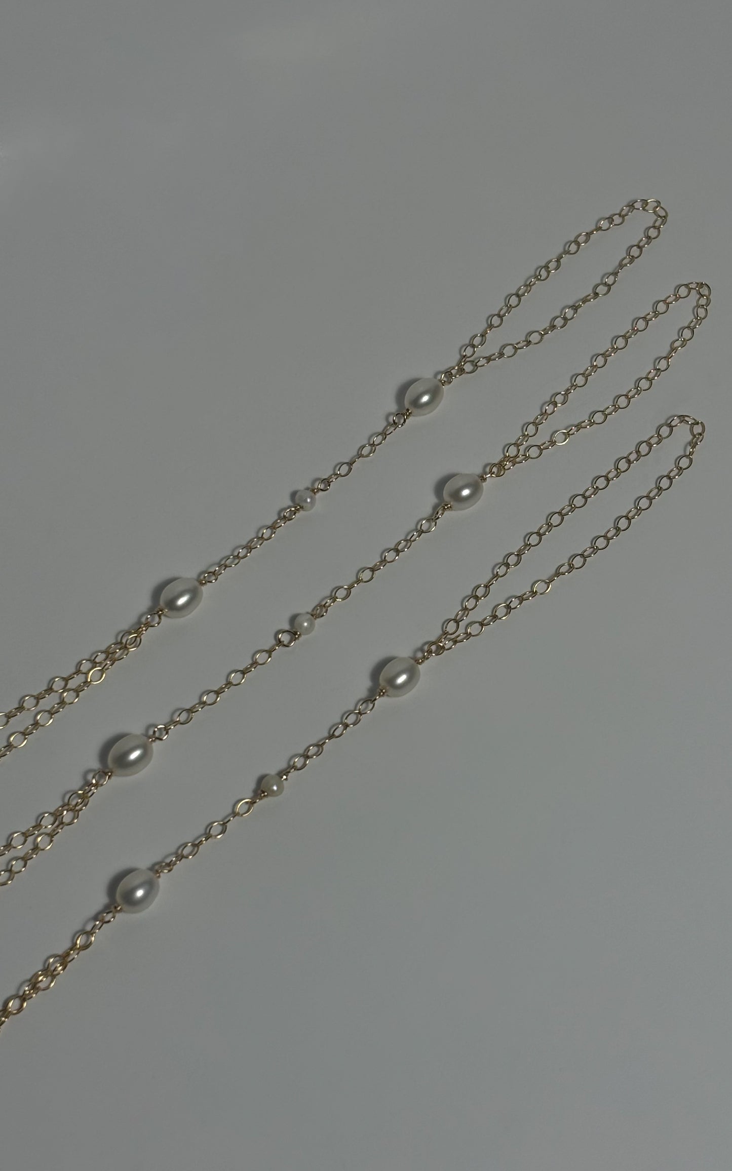 Pearl gold filled 14/20 hand chain - Guayaba