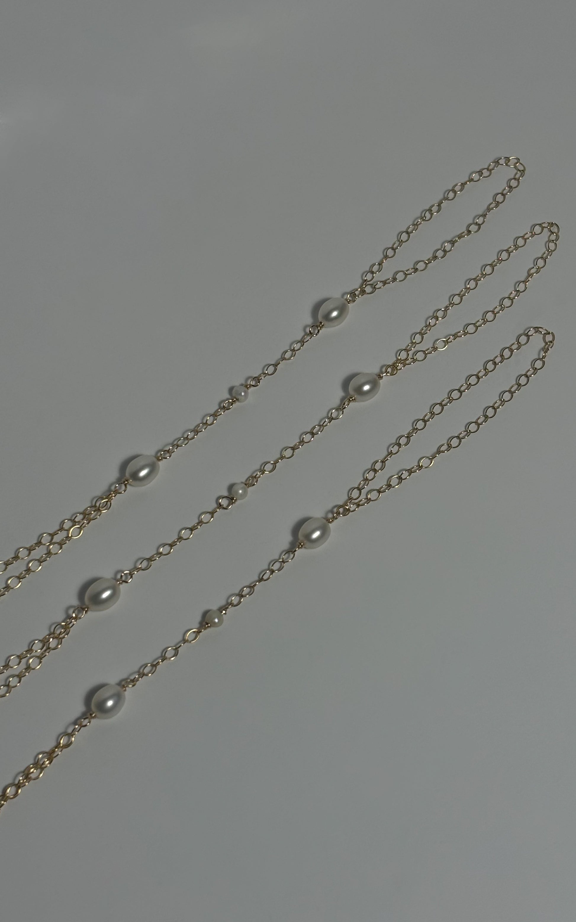 Pearl gold filled 14/20 hand chain - Guayaba