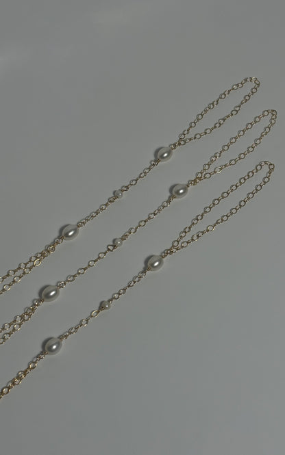 Pearl gold filled 14/20 hand chain - Guayaba