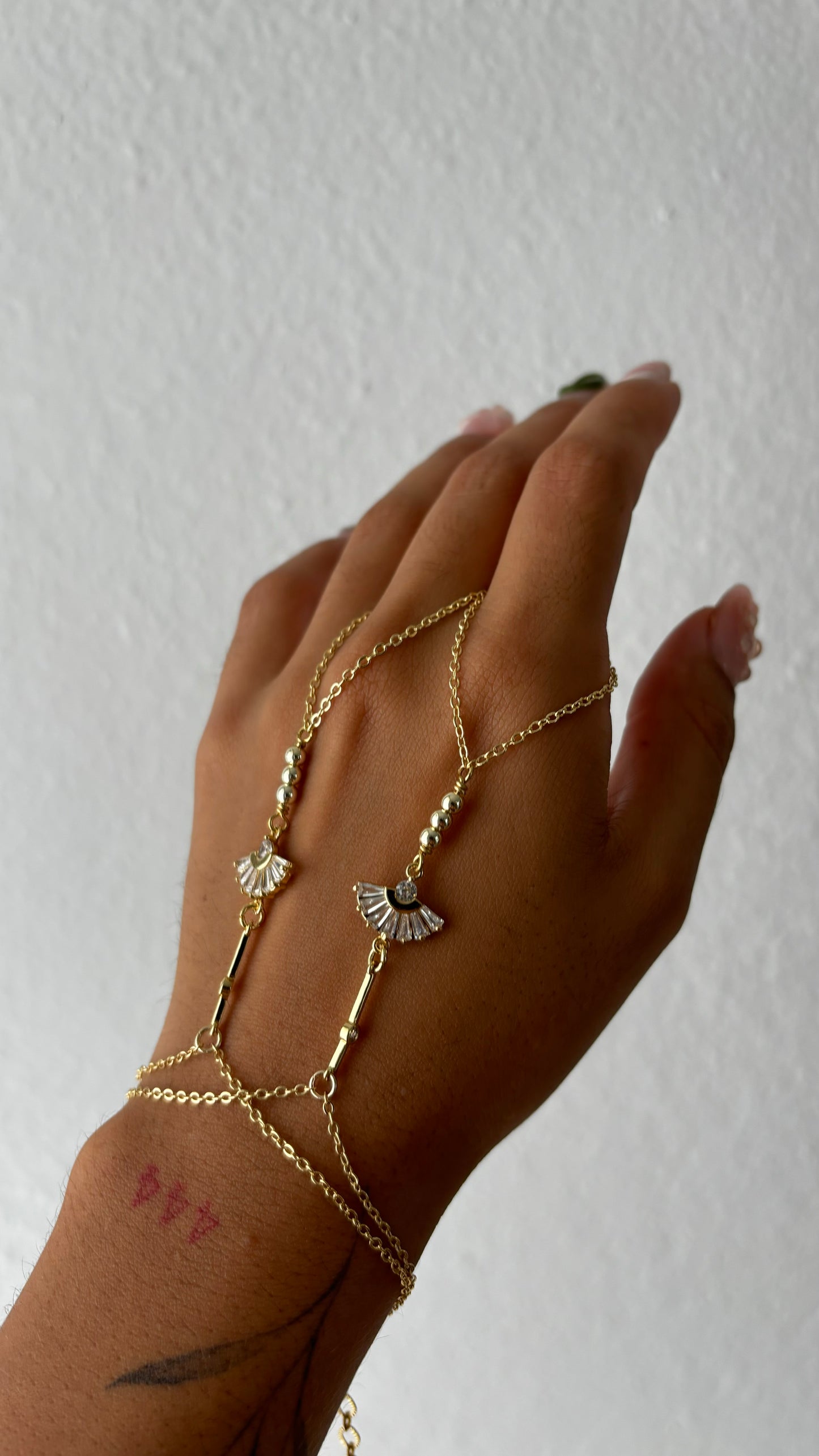 Diosa gold hand chain