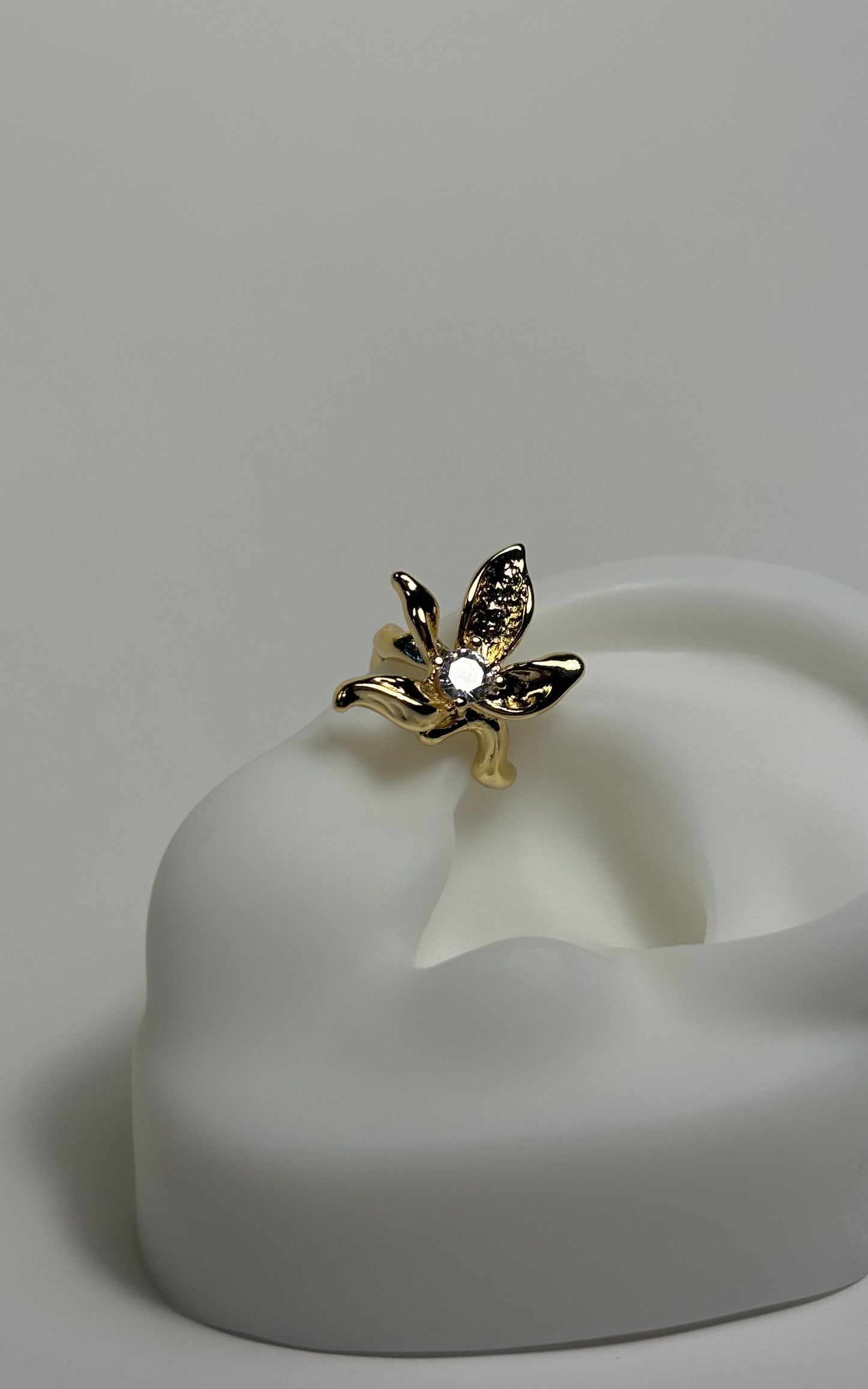 Pendiente de oreja con forma de flor