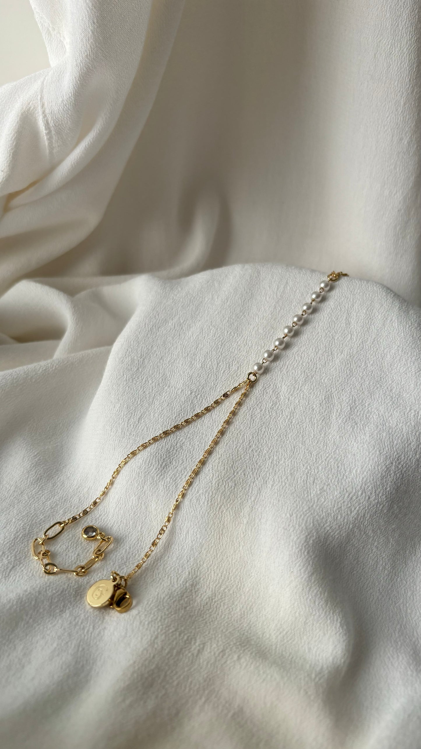 La perla gold hand chain