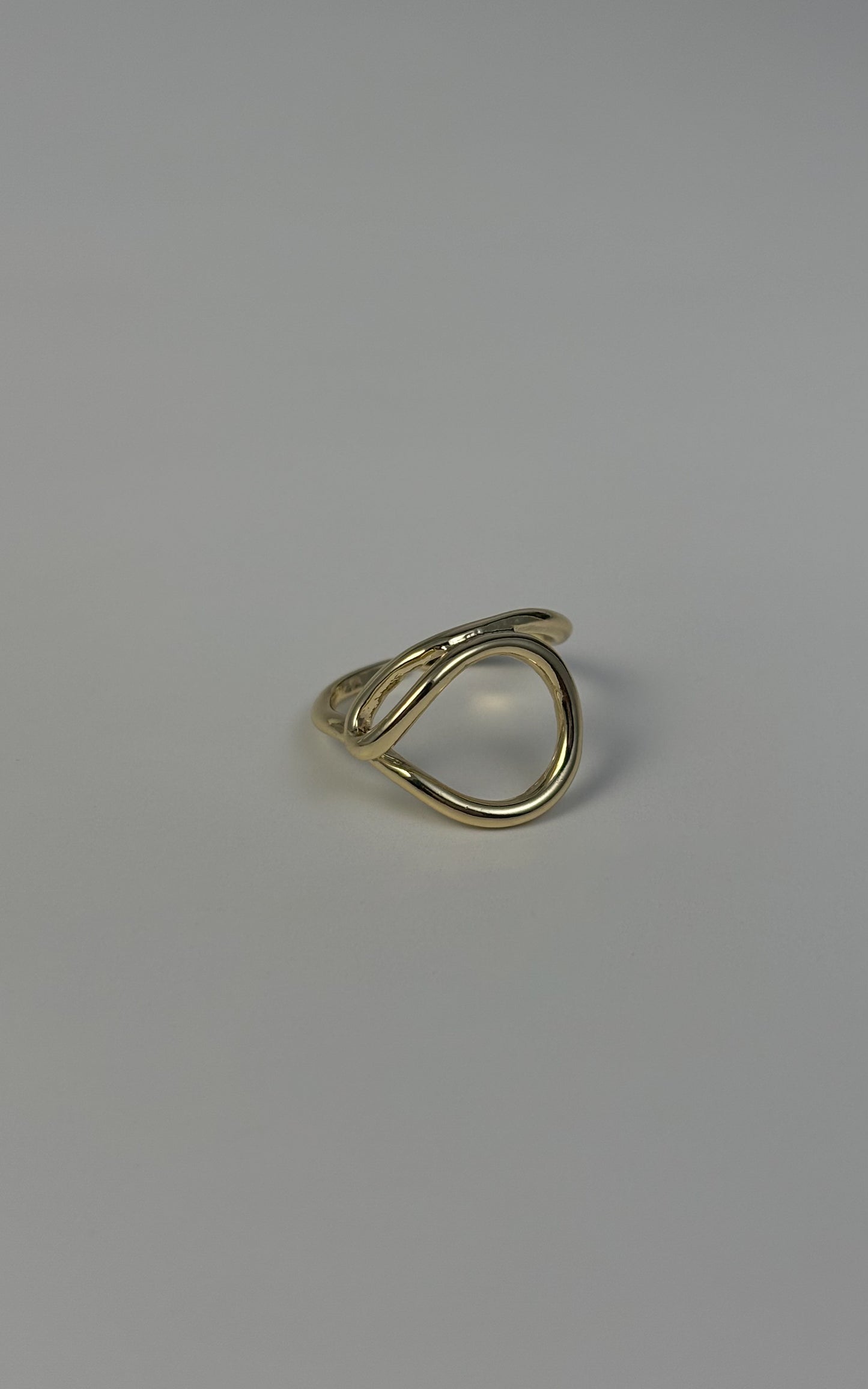 Anillo de oro con nudo