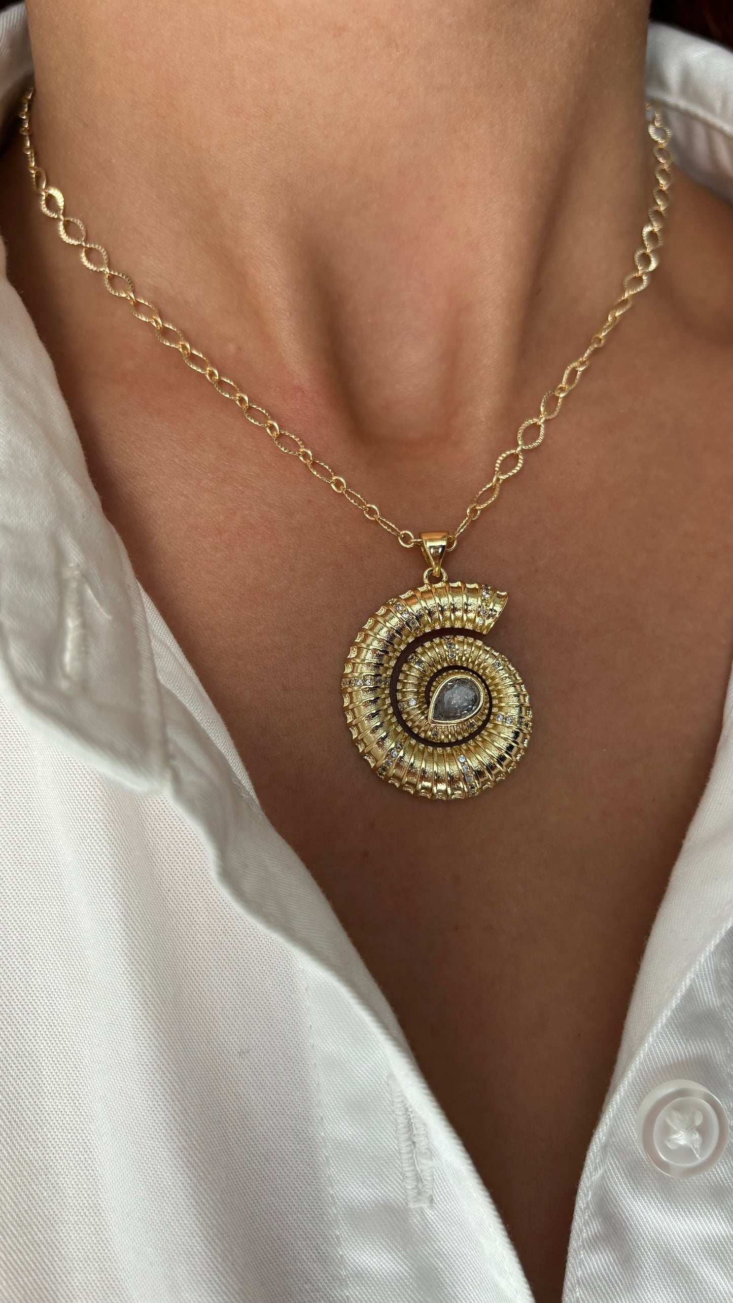 Caracol gold necklace